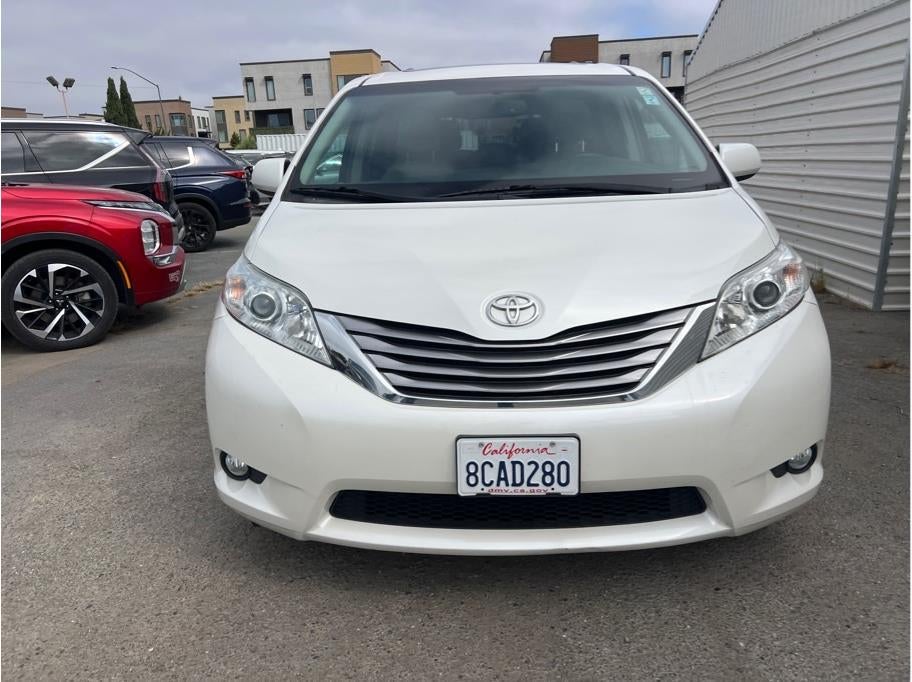 2017 Toyota Sienna — side profile view