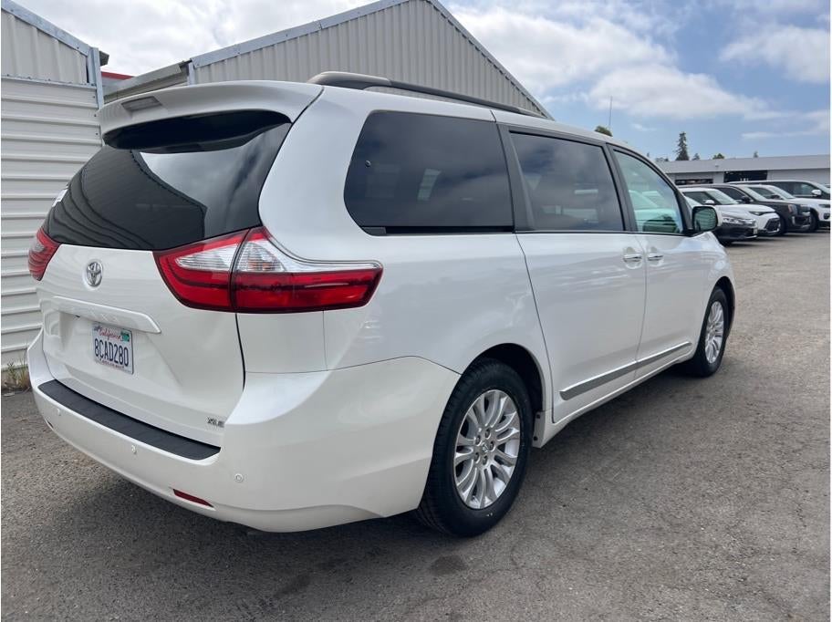 2017 Toyota Sienna — detail view