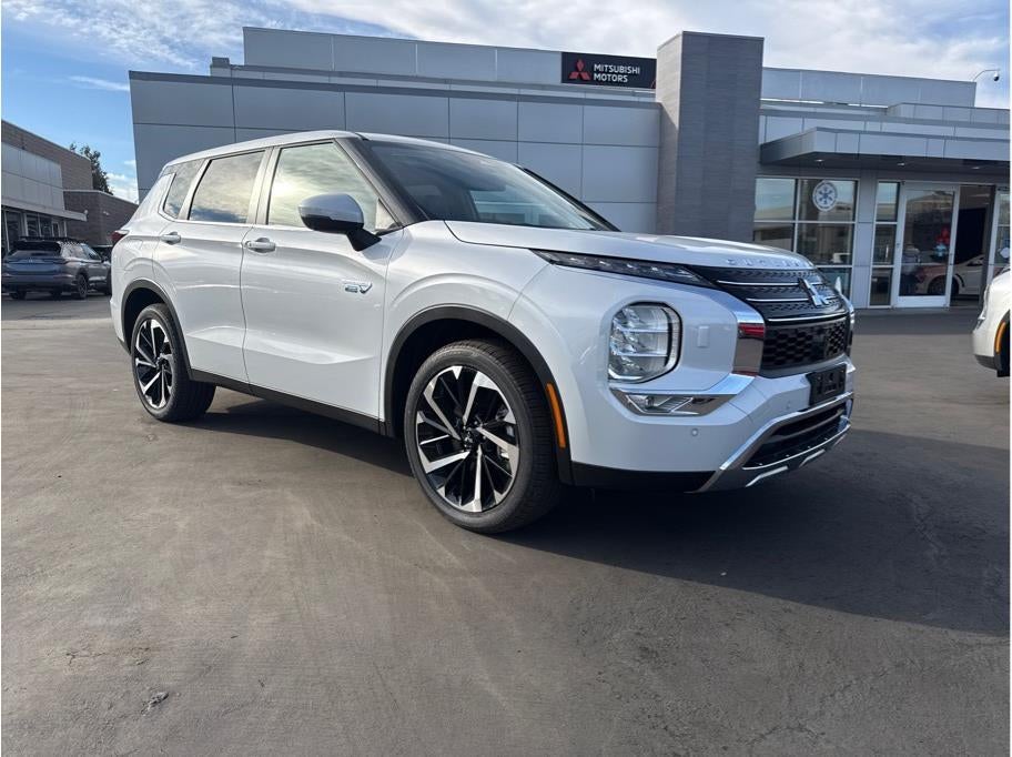 2025 Mitsubishi Outlander PHEV — interior view