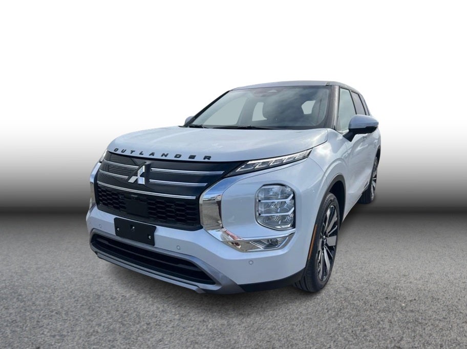2026 Mitsubishi Outlander SE in White — front three-quarter view