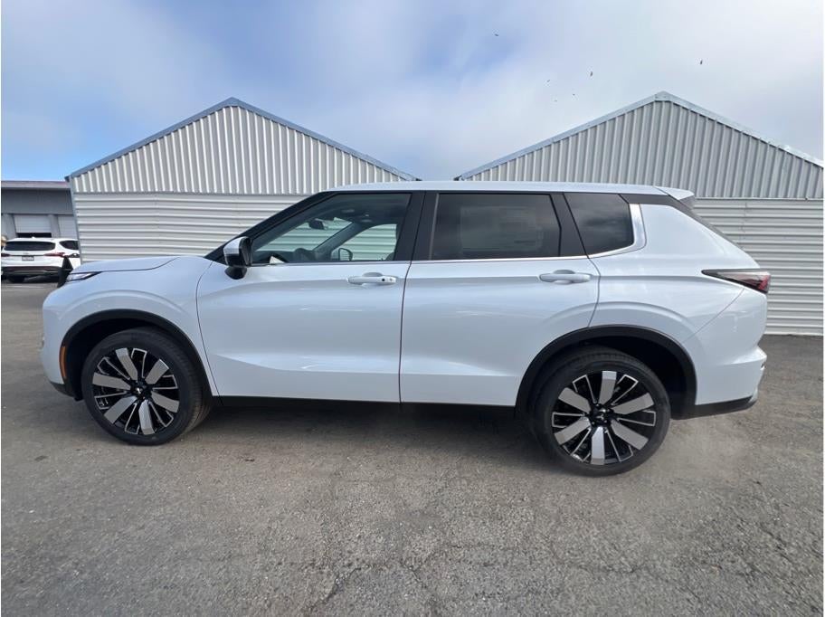 2026 Mitsubishi Outlander — detail view