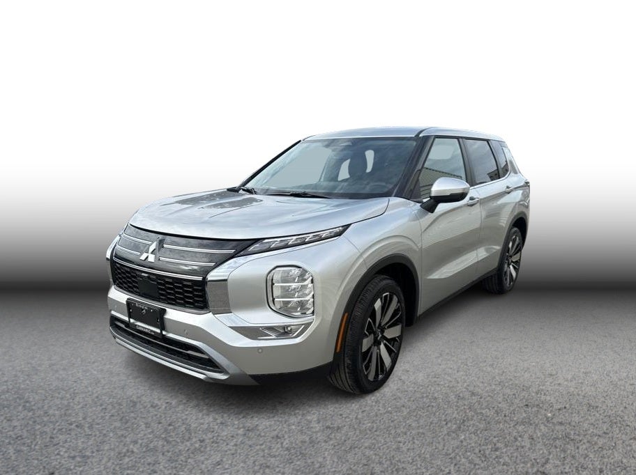 2026 Mitsubishi Outlander SE in Alloy Silver Metallic — front three-quarter view
