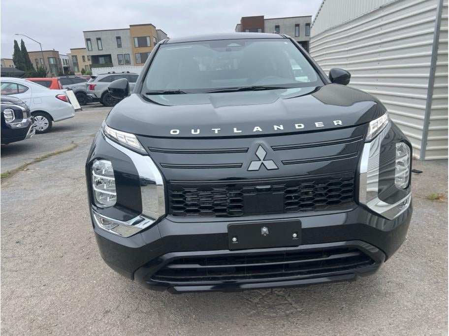 2026 Mitsubishi Outlander — side profile view