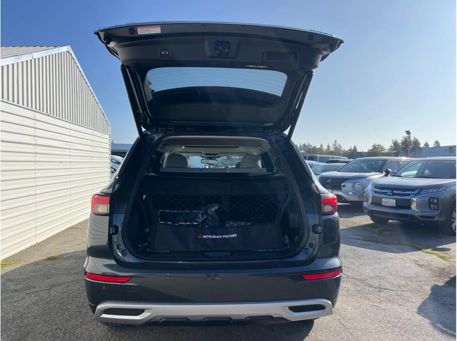 2025 Mitsubishi Outlander PHEV — interior view
