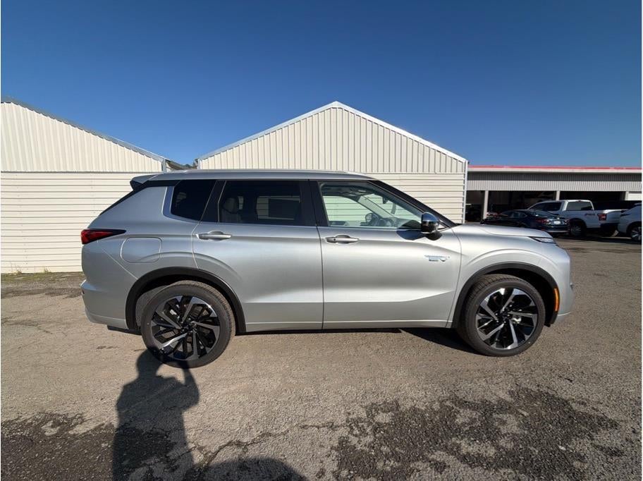 2025 Mitsubishi Outlander PHEV — interior view