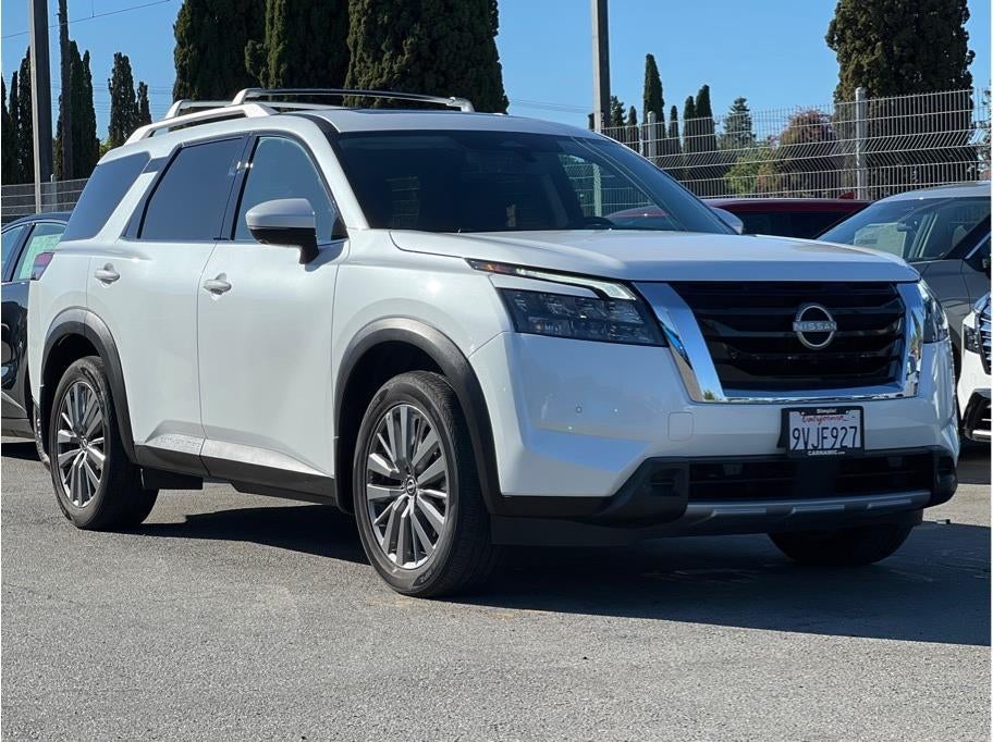 2025 Nissan Pathfinder — rear three-quarter view